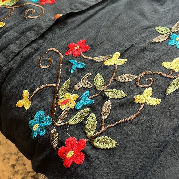 Vintage embroidered Floral Top with colorful buttons - Picture 8 of 17